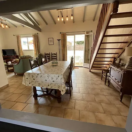 Casa de Férias Calme Avec Jardin Clos, A 800m De La Et 600m Des Commerces A - Fr-1-324-198 *